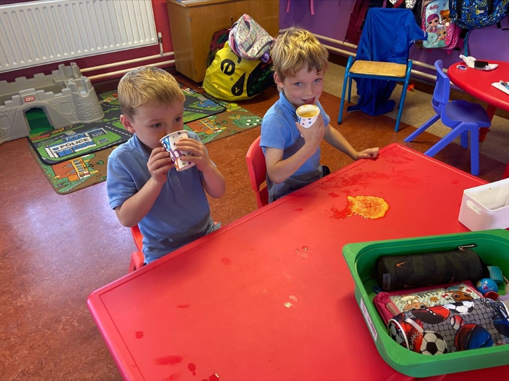 Orange Juice making in Junior Infants Scoil Naomh Muire Eas Géitine